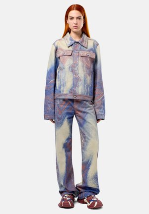 Jeansjack en broekset met een gemarmerd patroon in blauw, crème en rood. Zachte textuur met twee borstzakken en knoopsluitingen.