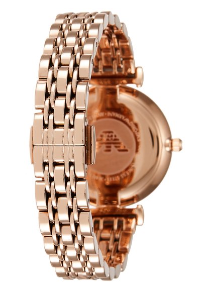 Reloj de pulsera en oro rosa con diseño de brazalete enlazado, acabado metálico suave, caja redonda y cierre pulido. La parte trasera muestra el grabado de la marca.