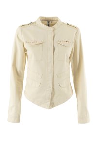 Giacca in tela beige chiaro con colletto stand, due tasche sul petto e cuciture decorative. Maniche lunghe e taglio aderente.