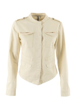 Giacca in tela beige chiaro con colletto stand, due tasche sul petto e cuciture decorative. Maniche lunghe e taglio aderente.