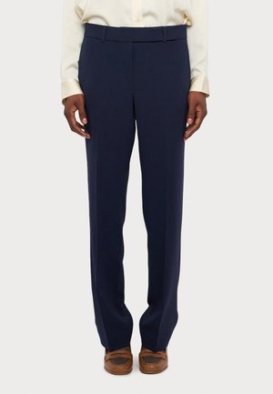 Pantaloni blu navy realizzati in tessuto morbido con un design a gamba dritta. Presentano una cintura, passanti per la cintura e una piega sottile sulla parte frontale.