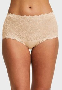 Beige hoge taille kanten slipjes met een bloemenpatroon, gedragen door een persoon met een gemiddelde huidskleur, getoond van de taille tot halverwege de dij.
