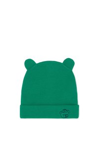 Gorro de punto verde con raya y orejas de oso en la parte superior. Cuenta con un puño doblado y un diseño de oso bordado en el costado. Textura suave.