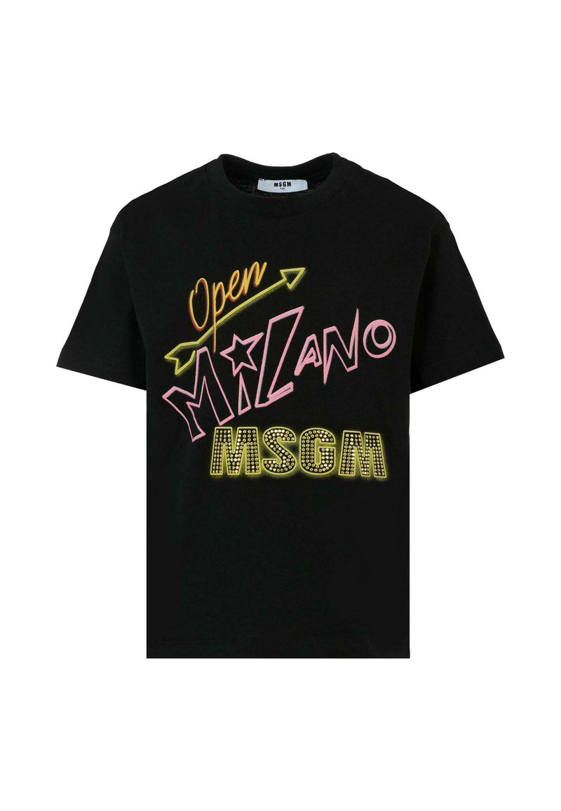 T-shirt nera in cotone con testo stampato colorato "Open Milano MSGM" in rosa, giallo e bianco, con dettagli decorativi e collo a giro.