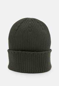 Tamnozeleni pleteni kapa s preklopom i rebrastom teksturom, prikazana na jednostavnoj svijetloj pozadini.