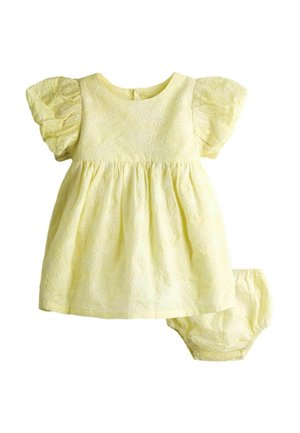 Gul babykjole med pufærmer og matchende bloomers, med subtil blomsterbroderi på blødt stof.