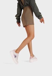 Sneakers platform in rosa chiaro e bianco; dettagli in suede e tessuto testurizzato; punta rotonda; chiusura con lacci; dettaglio del logo sul lato.