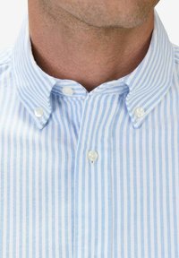 Vaaleansininen ja valkoinen raidallinen nappipaidat, jossa on kauluspään. Mukana napitus ja sileä, teksturoitu kangas.