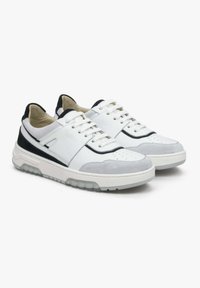 Witte en grijze sneakers van een mix van leer en suede, met een gestroomlijnd ontwerp, geperforeerde neus en een heldere rubberen zool.