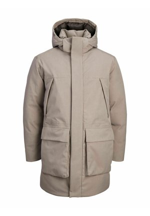 Beige gewatteerde jas met een hoge kraag, sluiting met strik aan de voorkant en twee grote voorzakken. Zachte textuur en minimalistisch ontwerp.