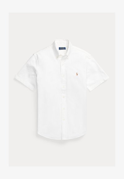 Camisa branca de algodão, de manga curta com botões, apresentando uma gola clássica e logótipo bordado no peito esquerdo.