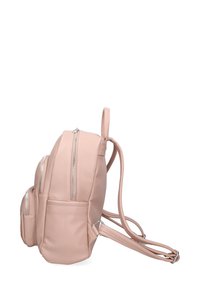 Zaino in pelle rosa con finitura testurizzata. Caratterizzato da due tasche frontali con zip e spallacci regolabili. Forma arrotondata e manico superiore.