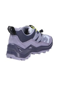 Scarpa da escursione viola chiaro con tomaia texturizzata, dettagli blu scuro, suola in gomma spessa e un sistema di allacciatura sicuro.