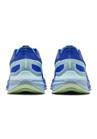 Scarpe da ginnastica blu con parte superiore in rete, colletto imbottito e suola di colore verde chiaro. Presentano una intersuola spessa, dettagli riflettenti e una forma del tallone distintiva.