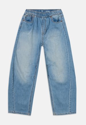 Pantalon en denim bleu clair avec taille élastique, poches avant et coupe droite décontractée, posé à plat sur fond blanc.