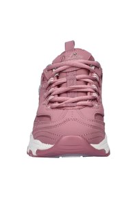 Vooraanzicht van een roze sport sneaker met dikke veters en een wit gespikkelde zool op een effen achtergrond.