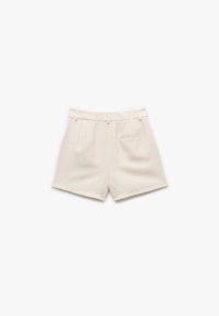 Lys beige skræddersyede shorts med flad front, diskret talje og en enkelt baglomme. Glat stof med en struktureret pasform.