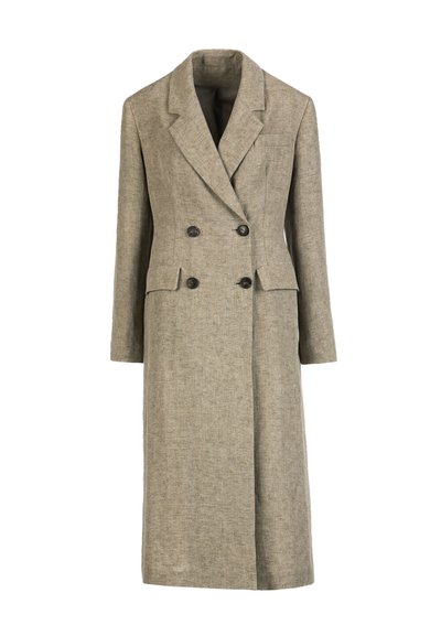 Long manteau beige en laine à double boutonnage avec col à revers, deux poches avant à rabat et boutons noirs, présenté sur un fond blanc.