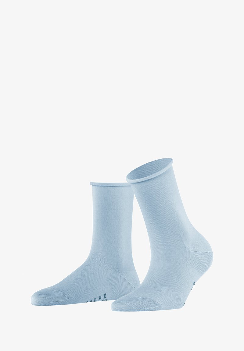 Jasnoniebieskie skarpetki bawełniane o gładkiej fakturze i ściągaczu. Lekko zwężająca się forma z wzmocnionym palcem i piętą. Nazwa marki nadrukowana w ciemnoniebieskim kolorze.