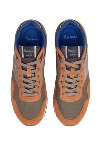 Vyriški sportbačiai su rudos zomšinės ir pilkos tinklinės viršuje, pilkų raiščių, mėlyna vidaus apdaila ir prekės ženklu ant liežuvėlio. Guma padas.