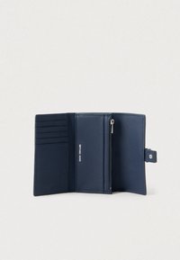 Portafoglio in pelle blu navy, superficie testurizzata, interno con scomparti per carte e tasca con zip, con logo in rilievo. Design compatto e pieghevole.