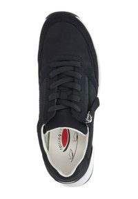 Chaussure de sport noire avec un dessus en tissu lisse, bout rond et semelle blanche plate. Comprend des lacets et une fermeture éclair latérale pour un accès facile.