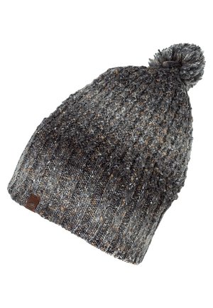 Grijze gebreide wintermuts met een pompon bovenop en een klein leren logo-label op de rand.