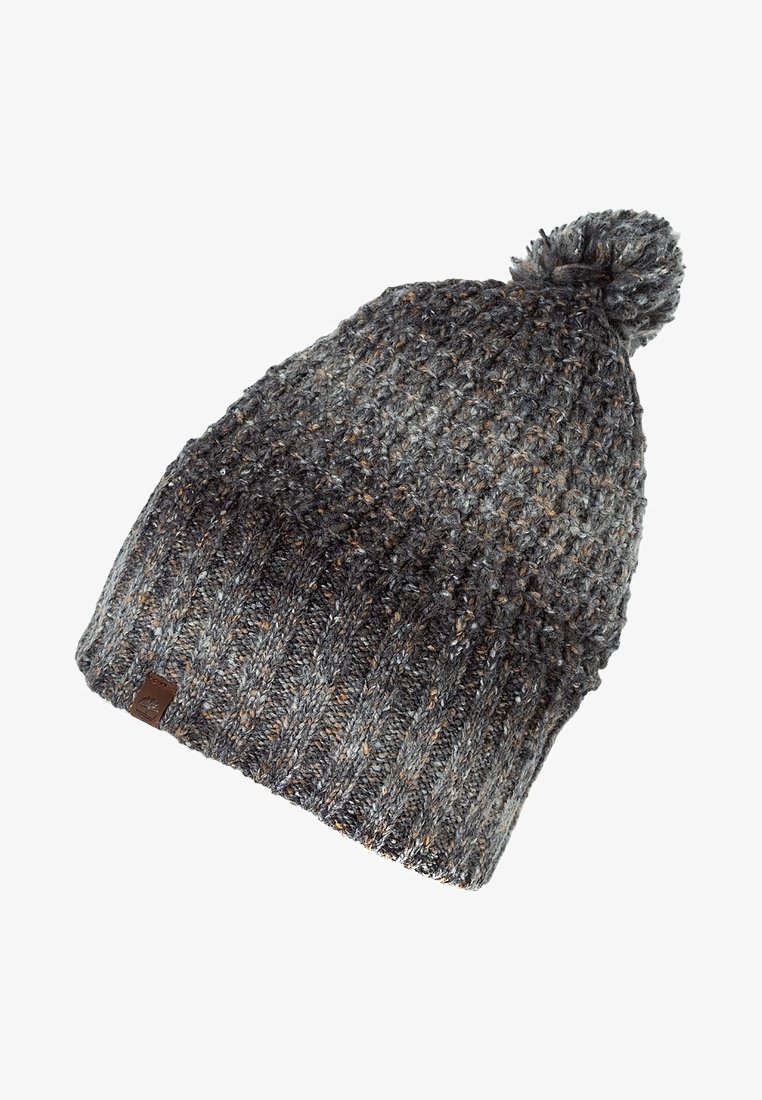 Bonnet d'hiver gris tricoté avec un pompon sur le dessus et une petite étiquette en cuir avec logo sur le bord.