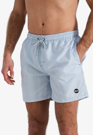 Blauw en witte gestreepte zwembroek met een elastische tailleband, koord, zijzakken en een logopatch aan de onderrand.