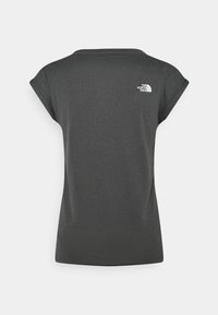 Mörkgrå kortärmad T-shirt med litet vitt "The North Face"-logotyp på den övre vänstra bröstet, enkel bakvy.
