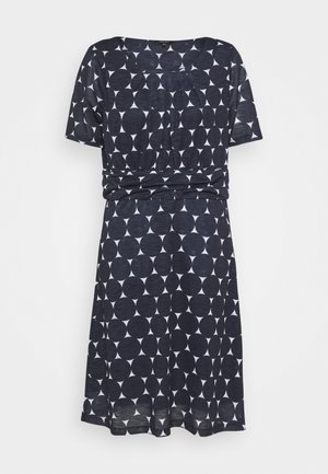 Schwarz-weißes kurzärmeliges Kleid mit großem kreisförmigem Muster und geraffter Taille, knielang und mit rundem Ausschnitt.
