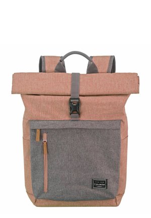Rucksack mit Rollverschluss aus pinkem und grauem Stoff. Verfügt über verstellbare Träger, eine Fronttasche mit Reißverschluss und einen Verschluss mit Schnalle. Glatte Textur, modernes Design.