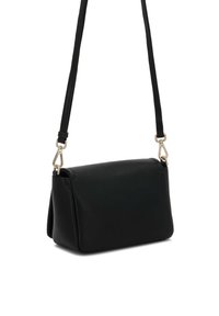 Borsa a mano in pelle nera con forma rettangolare, superficie testurizzata e tracolla removibile. Presenta dettagli in metallo dorato.