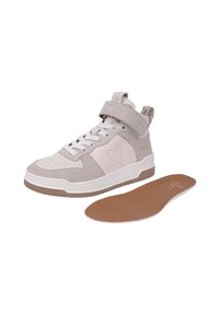 Graue und weiße High-Top-Sneaker aus Leder und Wildleder mit perforierter Zehe, verstellbarem Klettverschluss und herausnehmbarer brauner Innensohle.