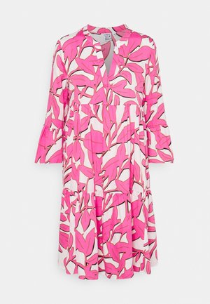 Löysä, polveen saakka ulottuva mekko, jossa on 3/4-sleeve, V-pääntie ja rohkea vaaleanpunainen lehtikuvio valkoisella taustalla.