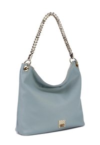 Borsa a tracolla in pelle blu chiaro con tracolla a catena, texture morbida, forma arrotondata e un accent gold quadrato alla base. Chiusura superiore con cerniera.