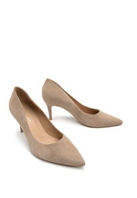 Beżowe zamszowe szpilki z wąskim noskiem i cienką szpilką. Wnętrze wykonane jest z gładkiej skóry, prezentując prosty, elegancki design.