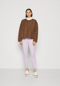 b.young DAYS CIGARET PANTS - Chinos tipa bikses - orchid bloom