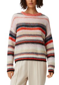 Sweter w paski w wielu kolorach, o luźnym kroju. Wykonany z teksturowanego dzianiny z czerwonymi, niebieskimi i białymi paskami. Szerokie dekolt i mankiety.