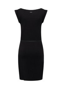 Schwarzes ärmelloses knielanges eng anliegendes Kleid mit dünnem Gürtel in der Taille, vor weißem Hintergrund präsentiert.