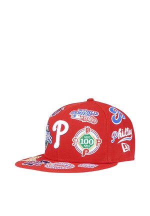 Cappellino da baseball rosso dei Philadelphia Phillies con più loghi della squadra e toppe commemorative delle World Series e degli eventi del centenario.