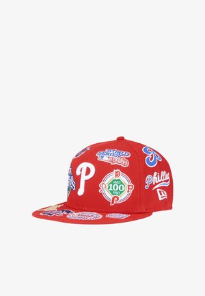 Cappellino da baseball rosso dei Philadelphia Phillies con più loghi della squadra e toppe commemorative delle World Series e degli eventi del centenario.