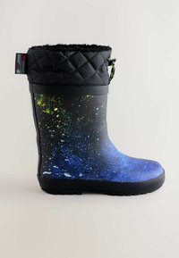 Botte en caoutchouc noire avec un haut matelassé, présentant un motif éclaboussé bleu et vert, une surface texturée et une semelle extérieure noire.