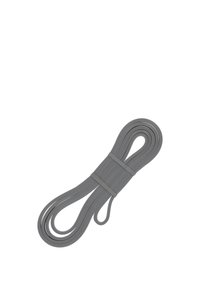 Grijze vlakke weerstandsband opgerold en vastgezet met twee bijpassende elastische bandjes op een witte achtergrond.