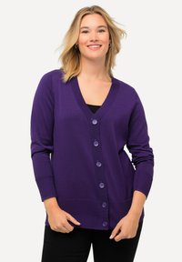 Lila knappar cardigan med V-ringning, ribbade manschetter och fåll. Har sex matchande knappar fram. Mjuk stickad textur.