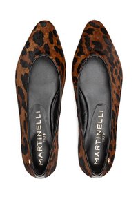 Bailarinas de piel de leopardo con un interior negro suave y diseño de punta, que presentan un patrón apagado en marrón y negro sobre un material blando.