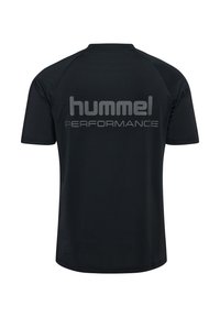 Svart atletisk t-shirt i andningsbart tyg, med en stor grå "hummel PERFORMANCE"-logotyp på ryggen, korta ärmar och rund halsringning.