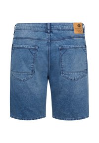 Denimshorts i lyseblå med en lige ben-snit, med to baglommer, en lædermærke med mærket, og synlige syningsdetaljer.