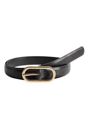 Ceinture en cuir noir enroulée avec une boucle ovale dorée polie, présentée sur un fond blanc uni.