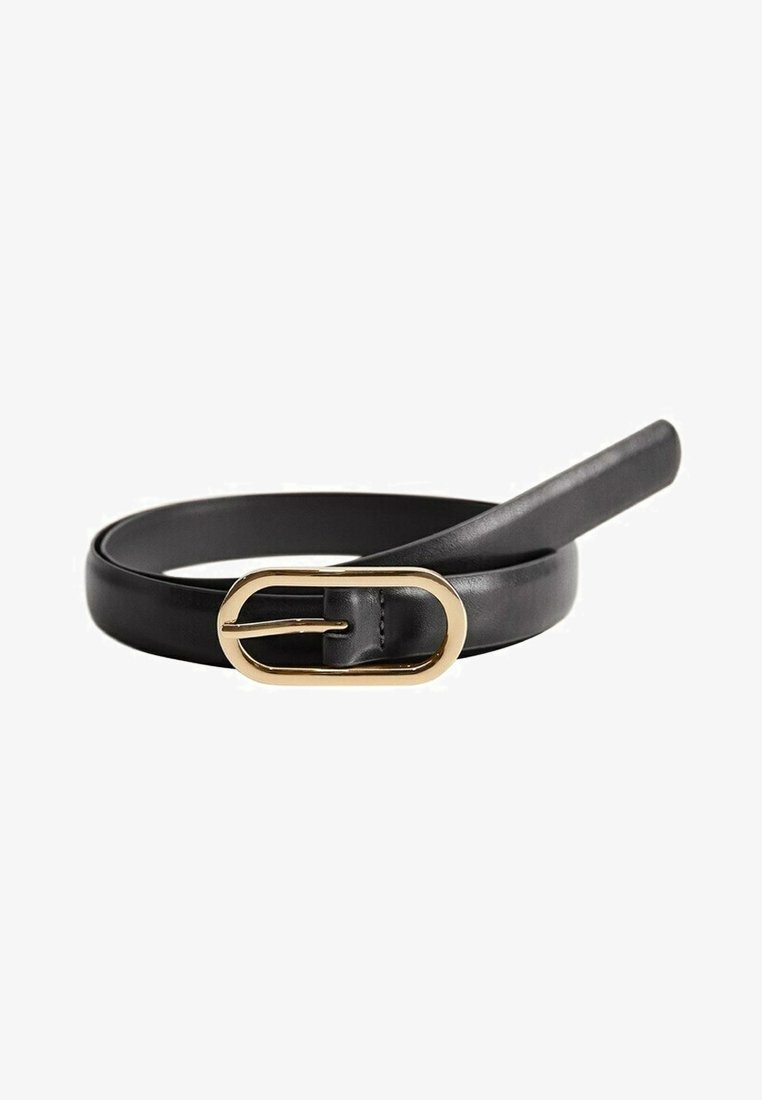Ceinture en cuir noir enroulée avec une boucle ovale dorée polie, présentée sur un fond blanc uni.